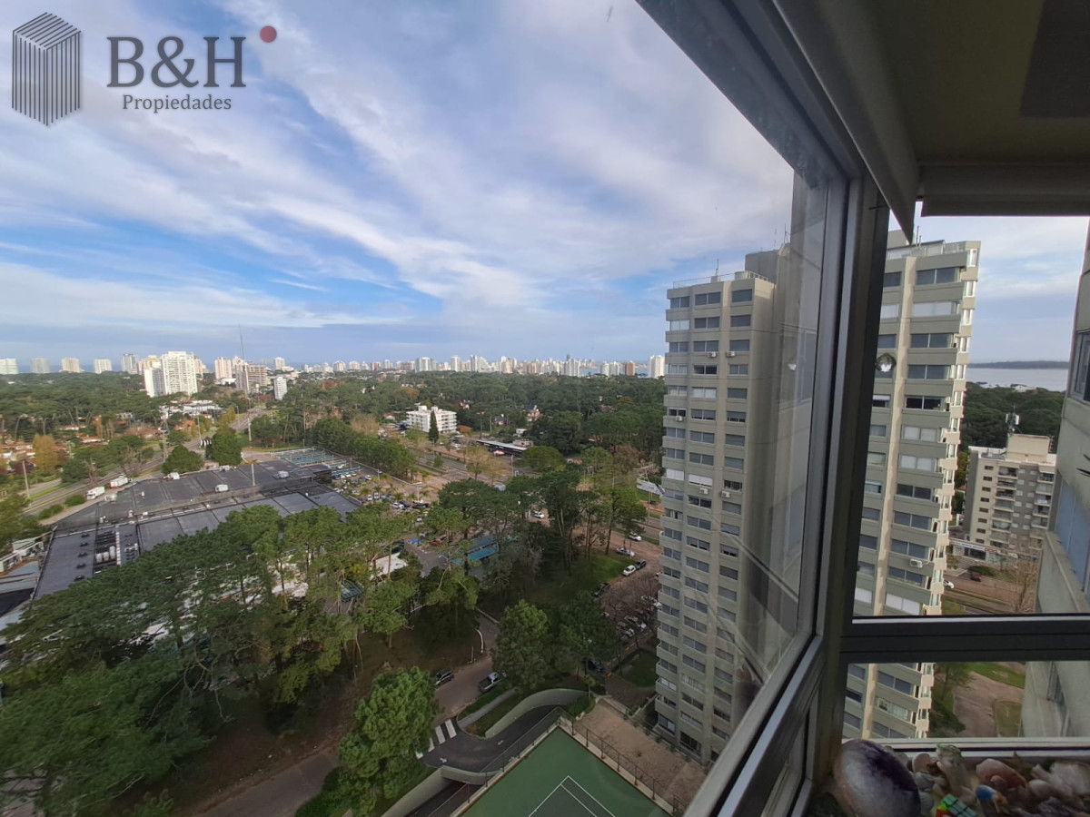 Apartamento ID.7822 - Alquiler Anual en Punta del Este 3 dormitorios y servicio sobre Roosevelt