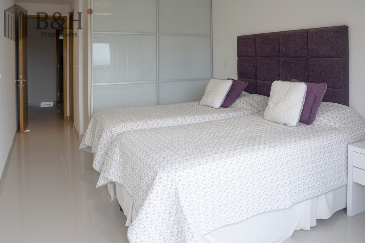 Apartamento ID.6803 - Apartamento de 3 Dormitorios en Playa Mansa en venta  - A Pasos del Mar