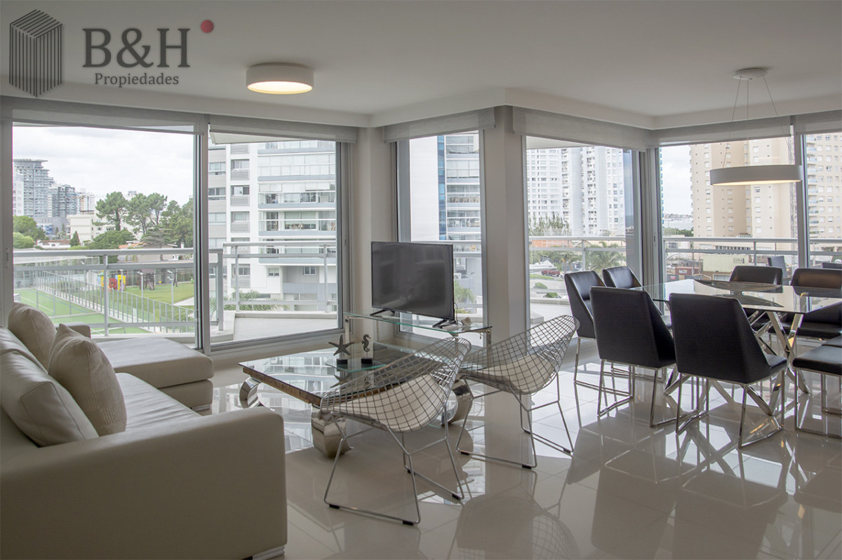 Apartamento ID.6803 - Apartamento de 3 Dormitorios en Playa Mansa en venta  - A Pasos del Mar