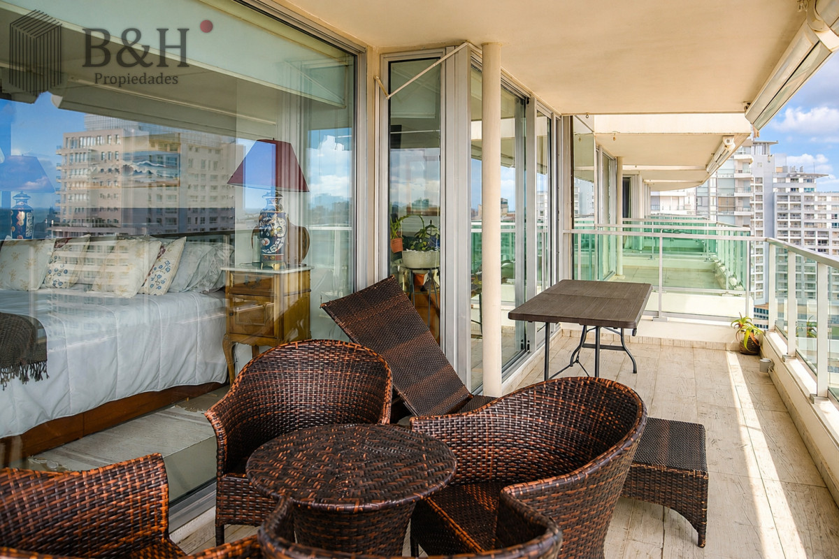 Apartamento ID.7369 - Departamento de 3 dormitorios en venta a pasos del mar. MANSA PUNTA DEL ESTE