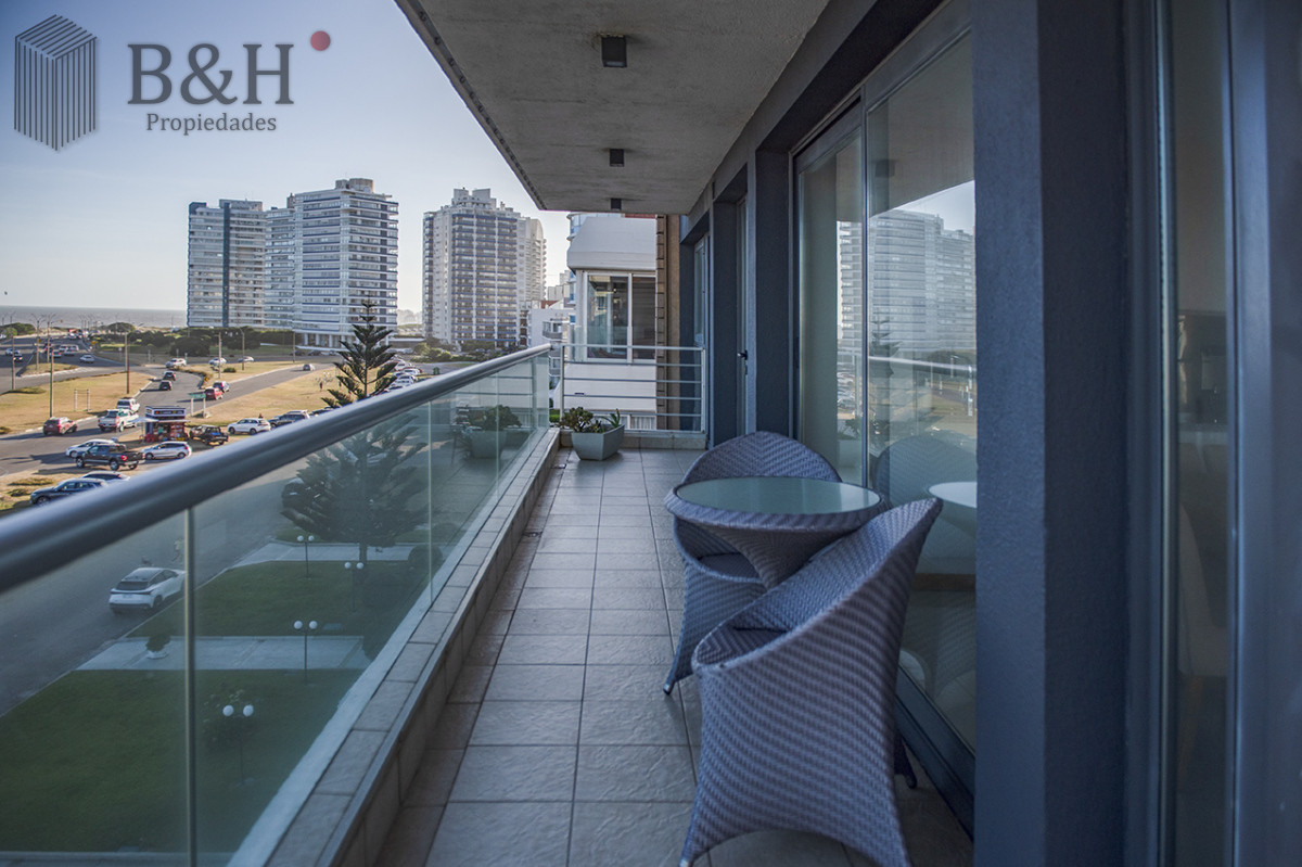 Apartamento ID.4280 - Apartamento Penthouse, frente al mar, playa brava, 3 dormitorios con hermosa vista