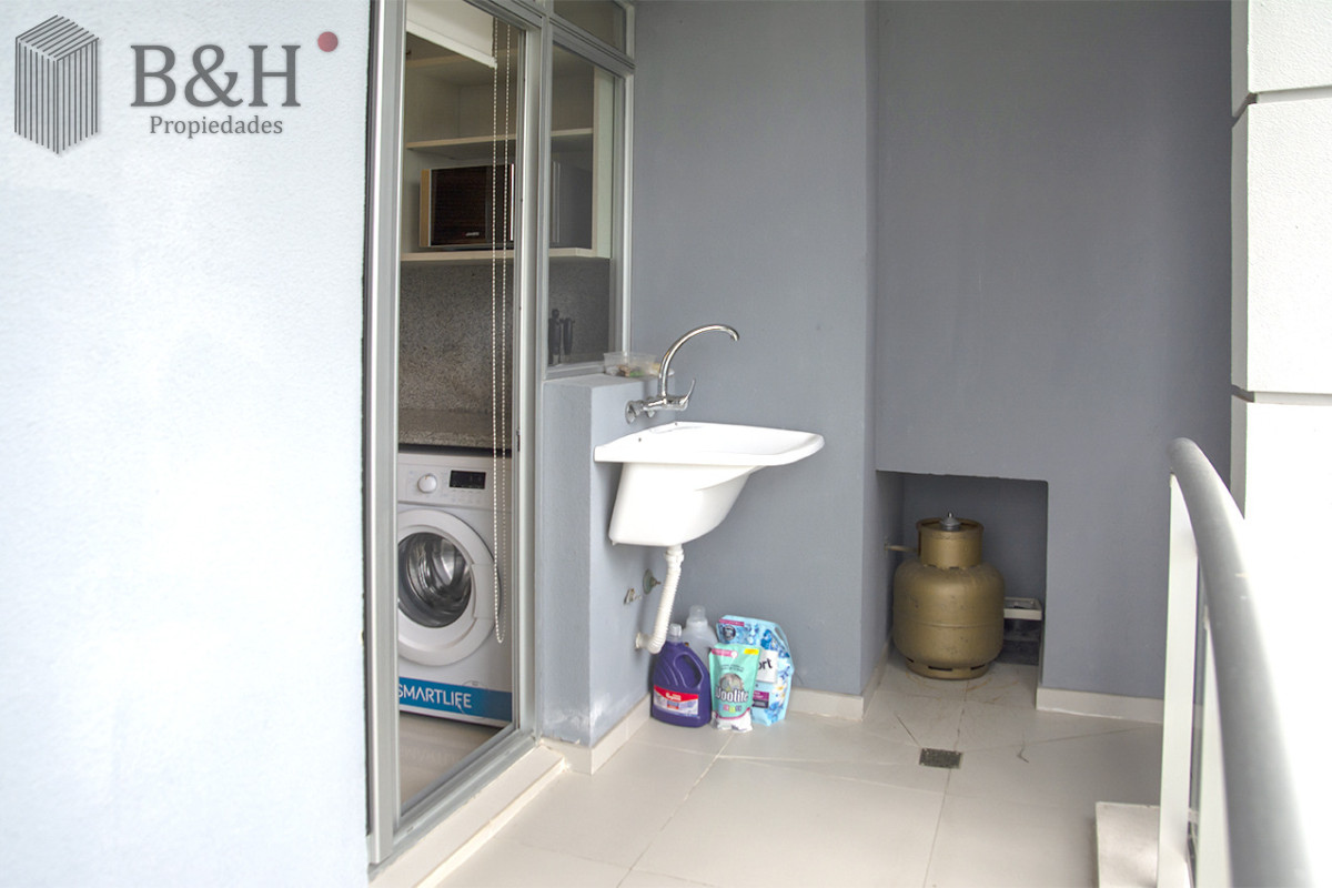 Apartamento ID.6803 - Apartamento de 3 Dormitorios en Playa Mansa en venta  - A Pasos del Mar