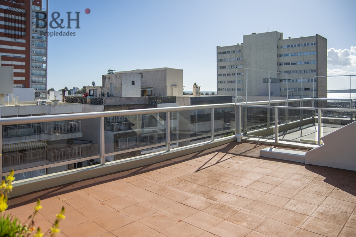 Apartamento ID.3147 - PORTO MARE , PUERTO , Penthouse duplex de 3 dormitorios en venta. Departamento con parrillero. 