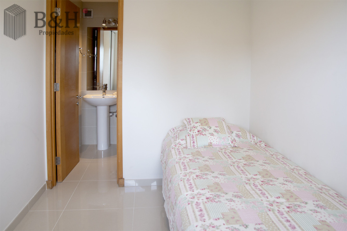 Apartamento ID.6803 - Apartamento de 3 Dormitorios en Playa Mansa en venta  - A Pasos del Mar
