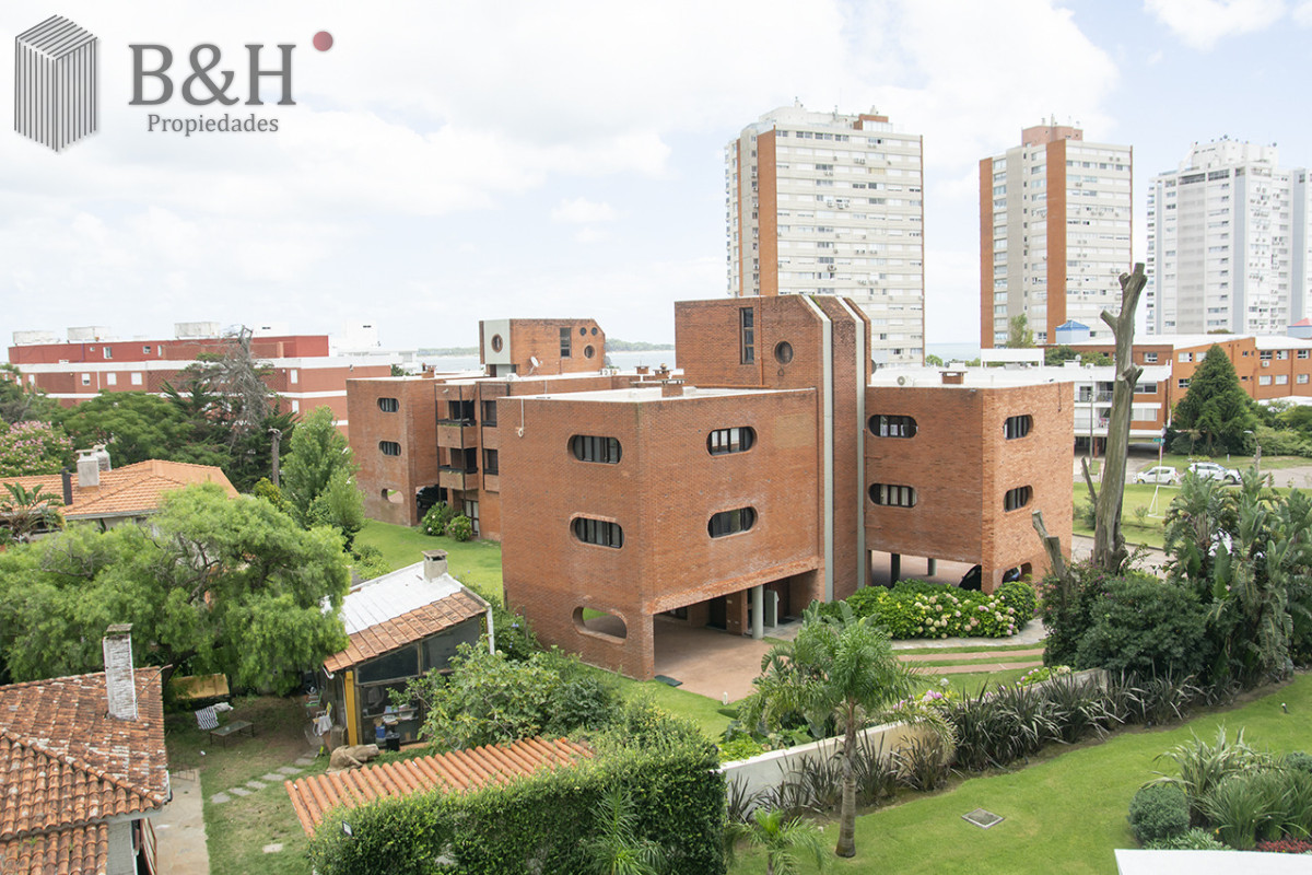 Apartamento ID.6803 - Apartamento de 3 Dormitorios en Playa Mansa en venta  - A Pasos del Mar