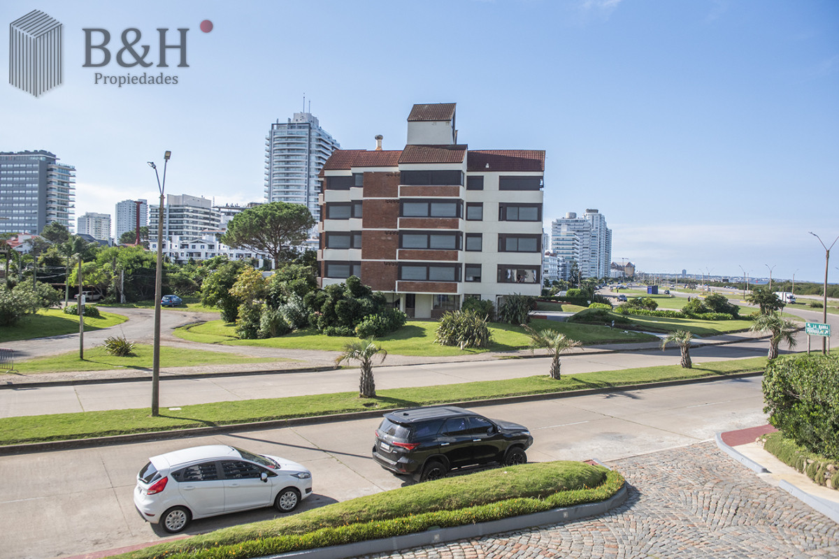 Apartamento ID.4765 - Vende departamento de 3 dormitorios en Ocean Tower, Punta del Este 