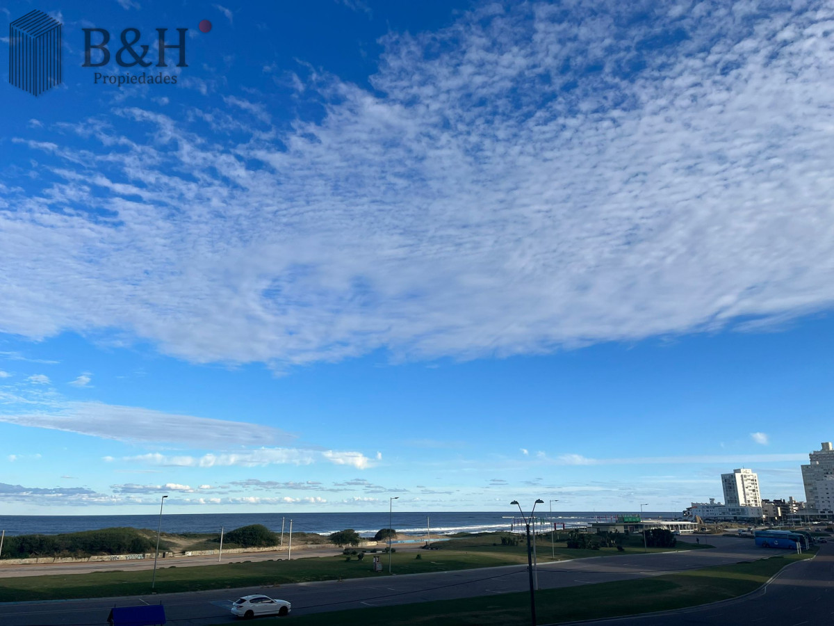 Apartamento ID.6524 - Apartamento de 2 dormitorio y medio en Primera lineal de Playa brava , Punta del este 