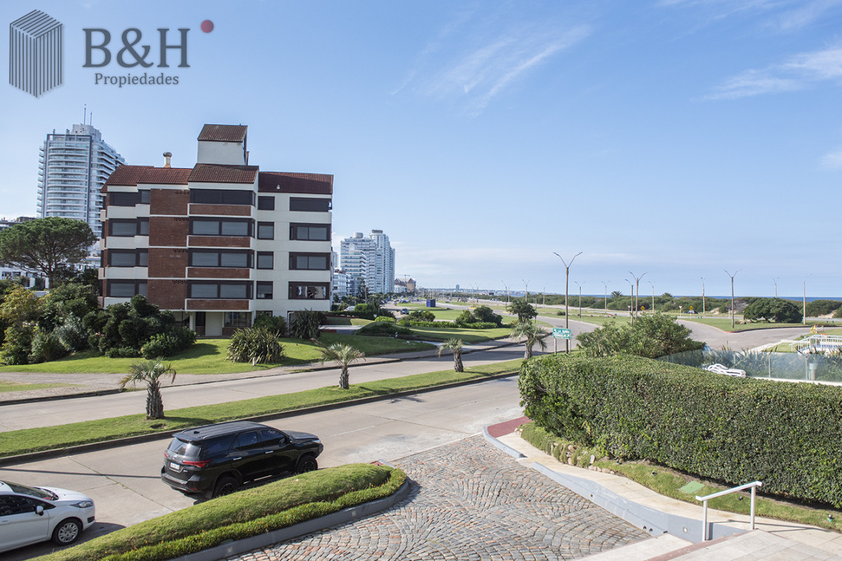 Apartamento ID.4765 - Vende departamento de 3 dormitorios en Ocean Tower, Punta del Este 