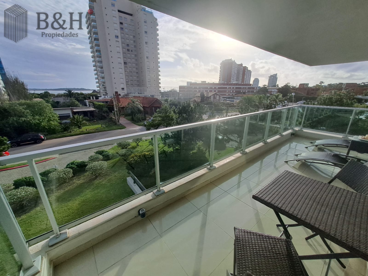 Apartamento ID.6527 - Apartamento en Playa Mansa a la venta 3 Dormitorios con vista