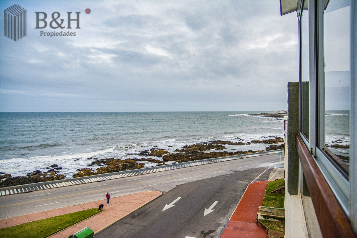 Apartamento ID.621 - Departamento de 3 dormitorio con parrillero en venta , ultimo piso frente al mar, Punta del Este