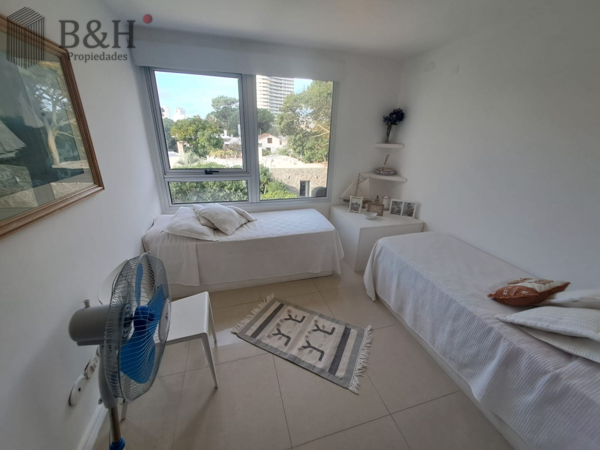 Apartamento ID.6527 - Apartamento en Playa Mansa a la venta 3 Dormitorios con vista