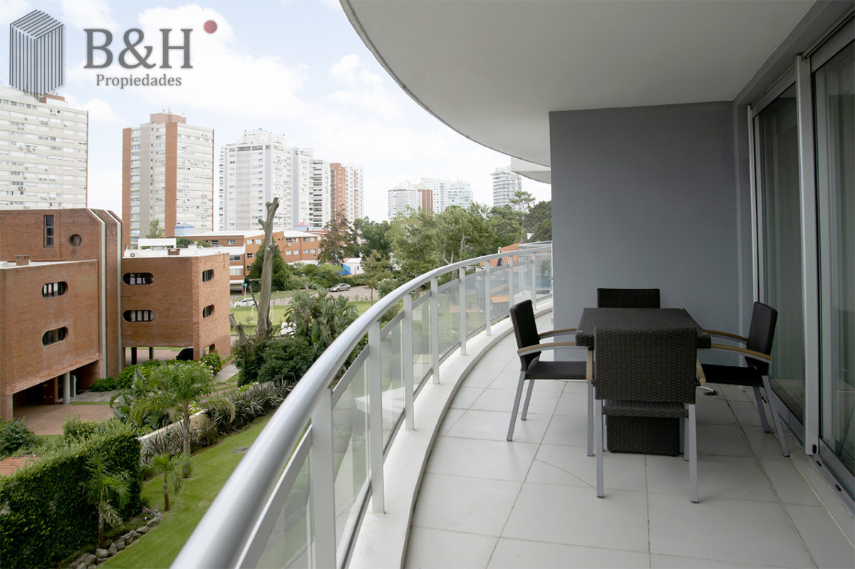 Apartamento ID.6803 - Apartamento de 3 Dormitorios en Playa Mansa en venta  - A Pasos del Mar