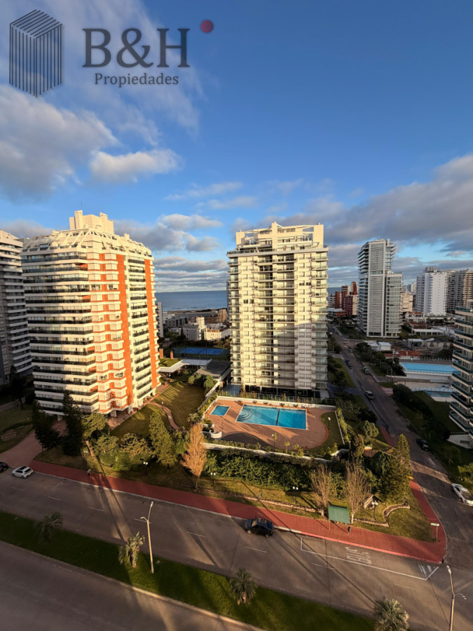 Apartamento ID.7574 - En venta apartamento de 2 dormitorios,  con agradable vista en Mansa, Punta del Este