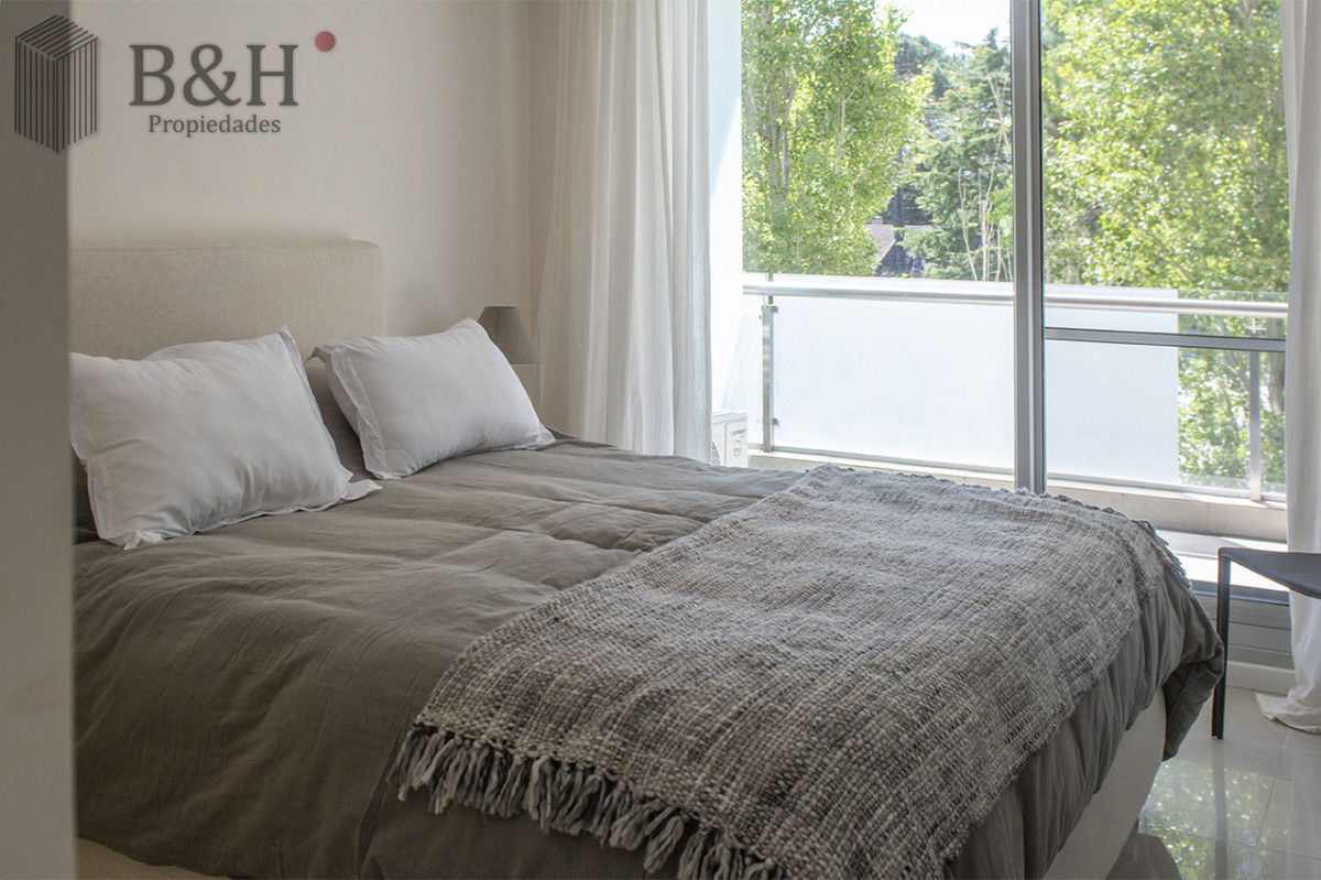 Apartamento ID.6845 - Apartamento en Venta de 2 dormitorios en Punta del Este Sobre Roosevelt