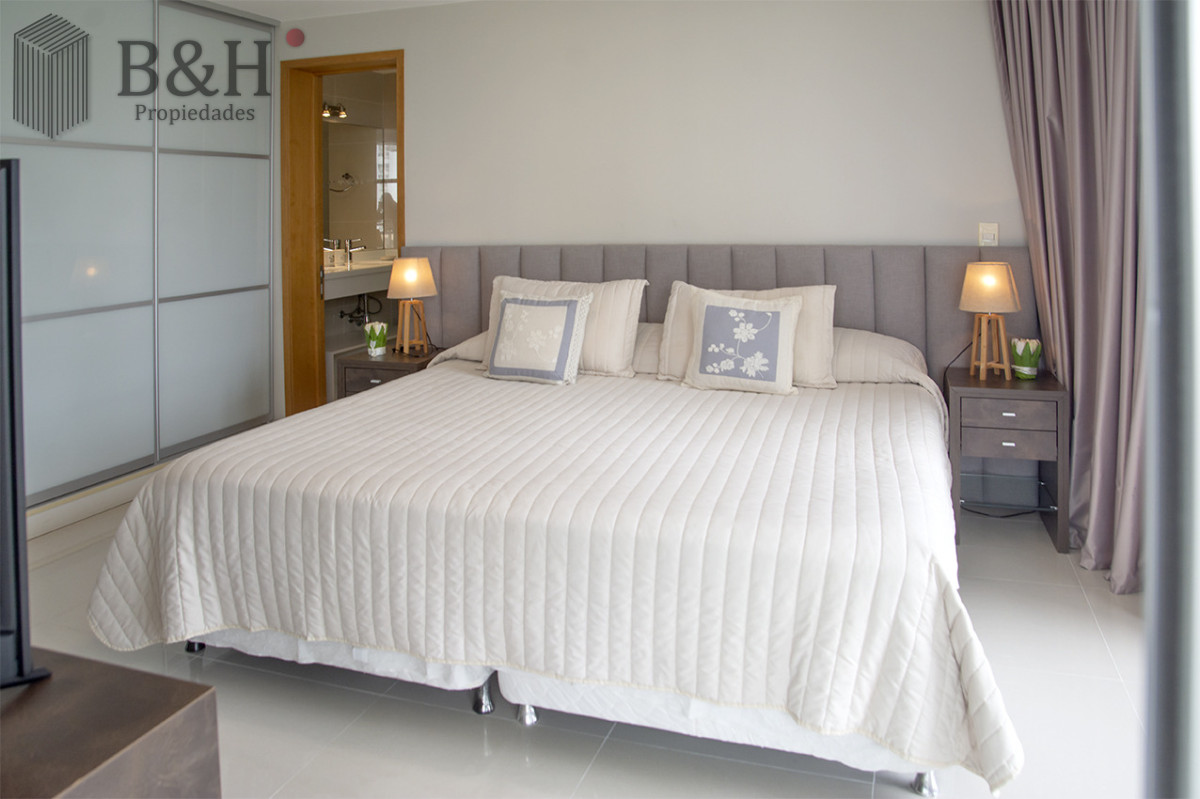Apartamento ID.6803 - Apartamento de 3 Dormitorios en Playa Mansa en venta  - A Pasos del Mar