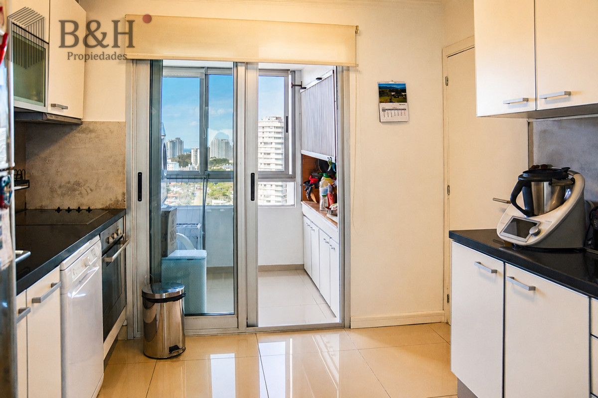 Apartamento ID.7369 - Departamento de 3 dormitorios en venta a pasos del mar. MANSA PUNTA DEL ESTE