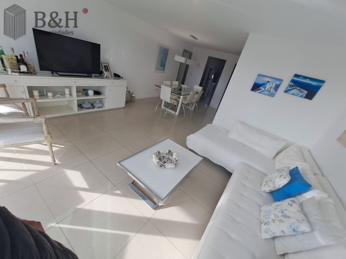 Apartamento ID.6527 - Apartamento en Playa Mansa a la venta 3 Dormitorios con vista