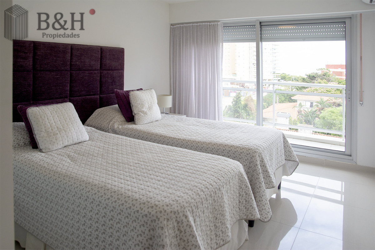 Apartamento ID.6803 - Apartamento de 3 Dormitorios en Playa Mansa en venta  - A Pasos del Mar