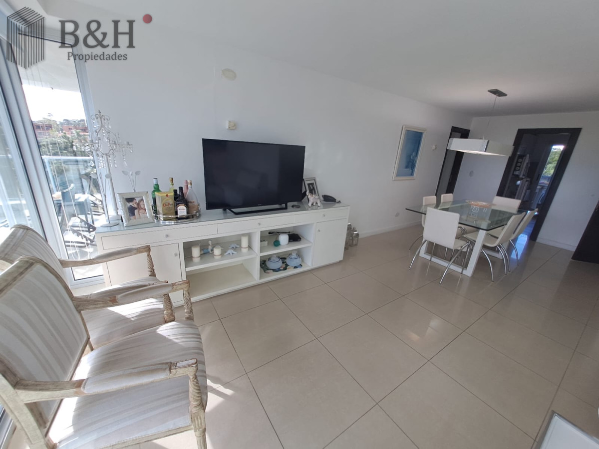 Apartamento ID.6527 - Apartamento en Playa Mansa a la venta 3 Dormitorios con vista