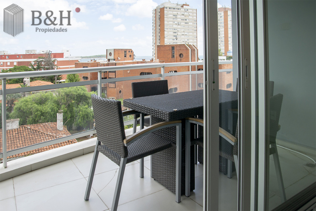 Apartamento ID.6803 - Apartamento de 3 Dormitorios en Playa Mansa en venta  - A Pasos del Mar
