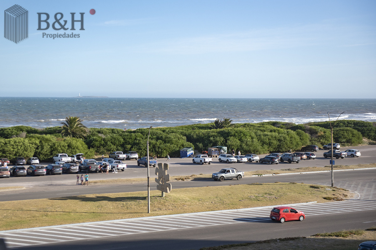 Apartamento ID.4280 - Apartamento Penthouse, frente al mar, playa brava, 3 dormitorios con hermosa vista