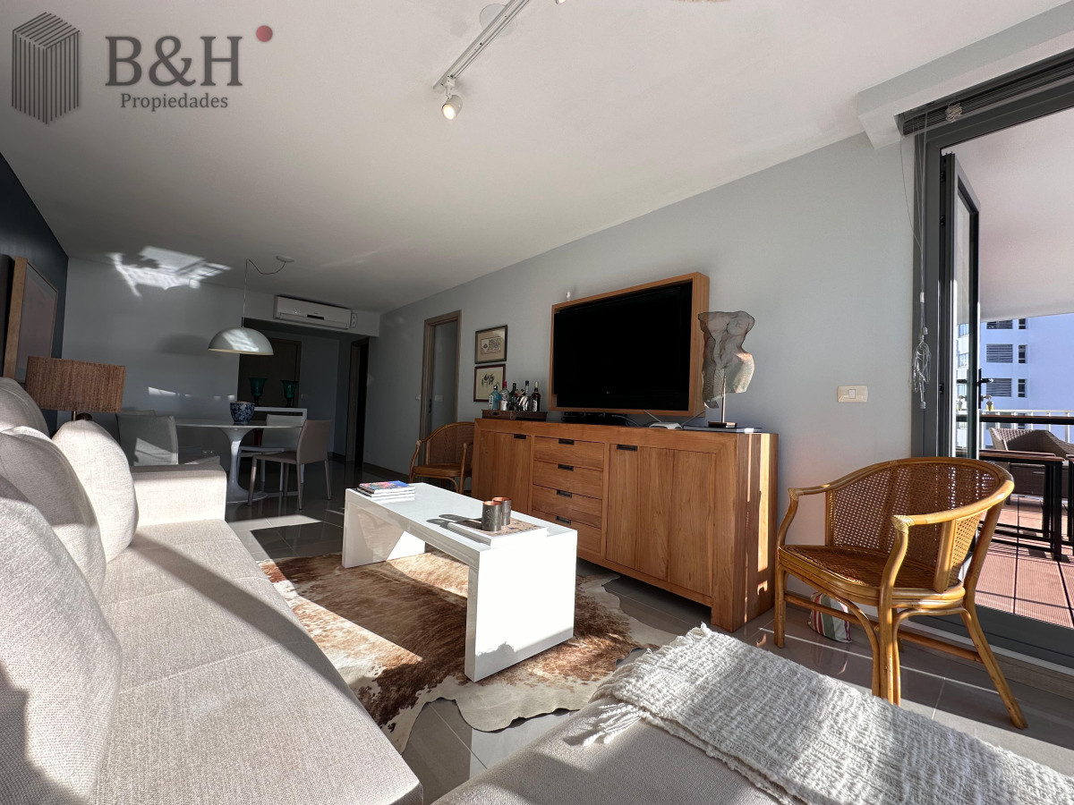 Apartamento ID.4606 - Vende departamento de 2 dormitorios finamente decorado en Torre Onix, Punta del Este