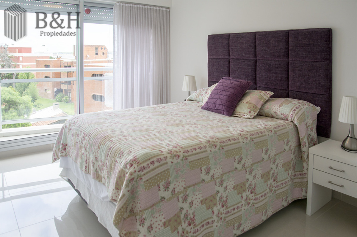 Apartamento ID.6803 - Apartamento de 3 Dormitorios en Playa Mansa en venta  - A Pasos del Mar