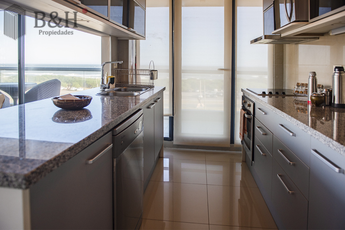 Apartamento ID.4280 - Apartamento Penthouse, frente al mar, playa brava, 3 dormitorios con hermosa vista