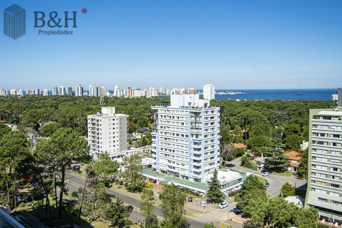 Apartamento ID.7835 - En venta apartamento de 3 dormitorios con muy buena vista a la bahía, Punta del Este.