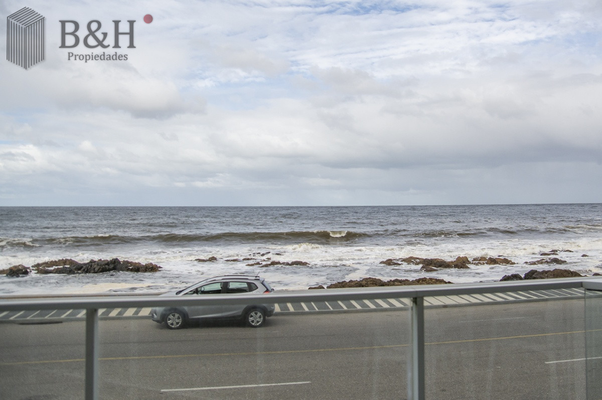 Apartamento ID.480 - Vende apartamento. Edificio Bonaire. 3 dormitorios con servicios. Brava, Peninsula, Punta del Este