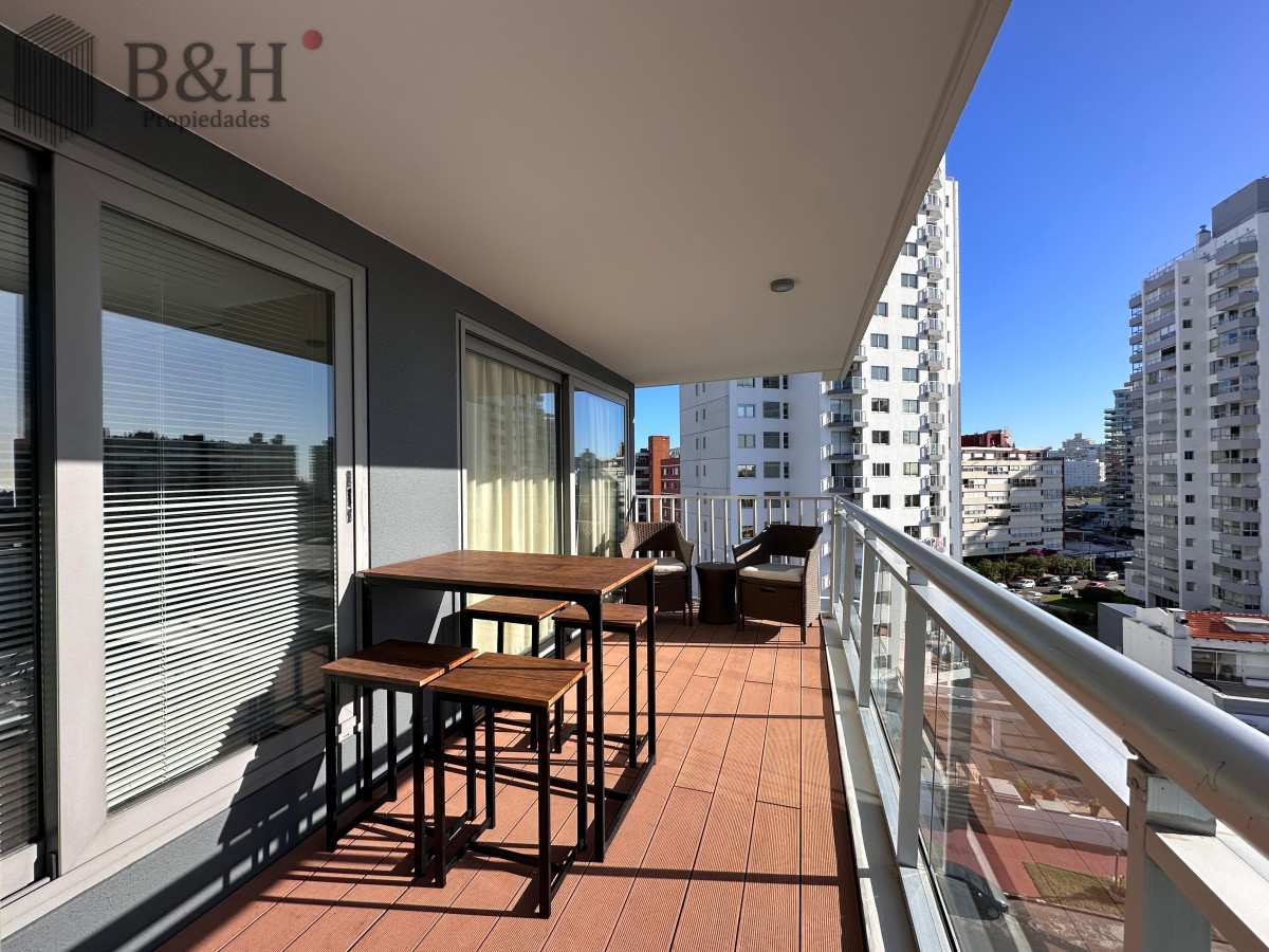 Apartamento ID.4606 - Vende departamento de 2 dormitorios finamente decorado en Torre Onix, Punta del Este