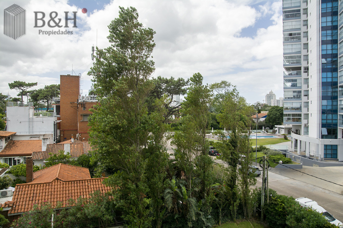 Apartamento ID.6803 - Apartamento de 3 Dormitorios en Playa Mansa en venta  - A Pasos del Mar