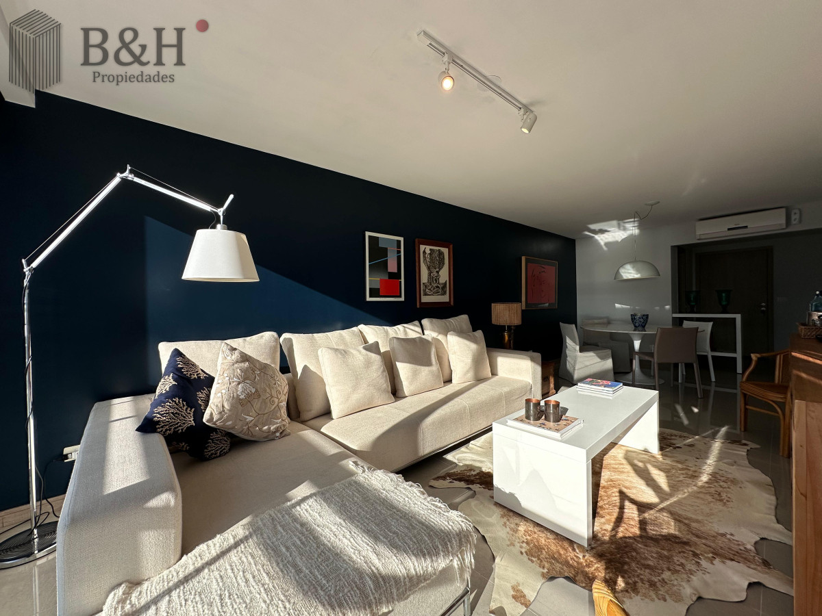 Apartamento ID.4606 - Vende departamento de 2 dormitorios finamente decorado en Torre Onix, Punta del Este