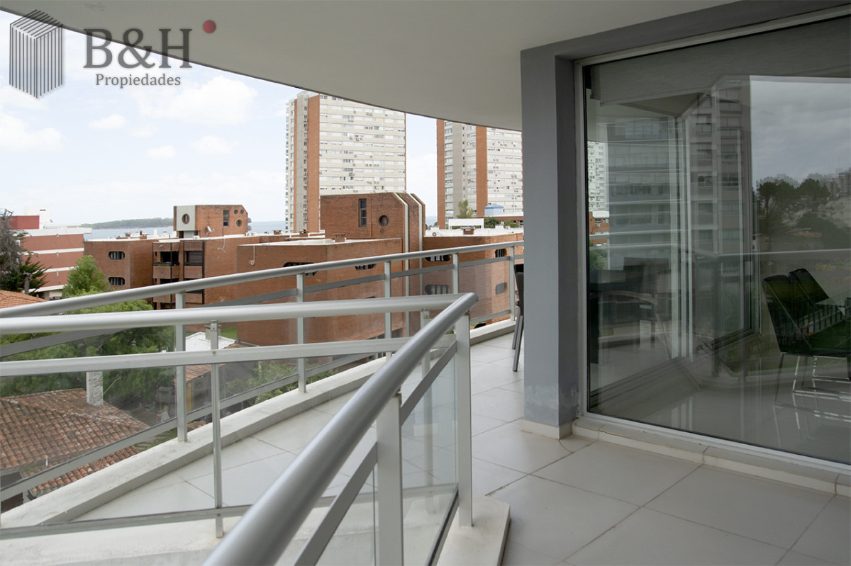Apartamento ID.6803 - Apartamento de 3 Dormitorios en Playa Mansa en venta  - A Pasos del Mar