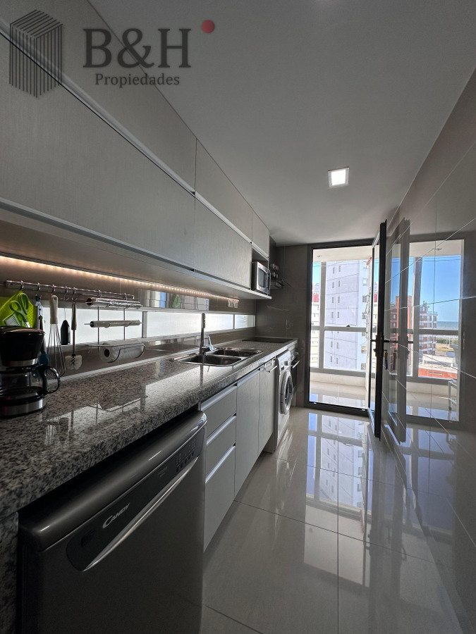 Apartamento ID.4606 - Vende departamento de 2 dormitorios finamente decorado en Torre Onix, Punta del Este