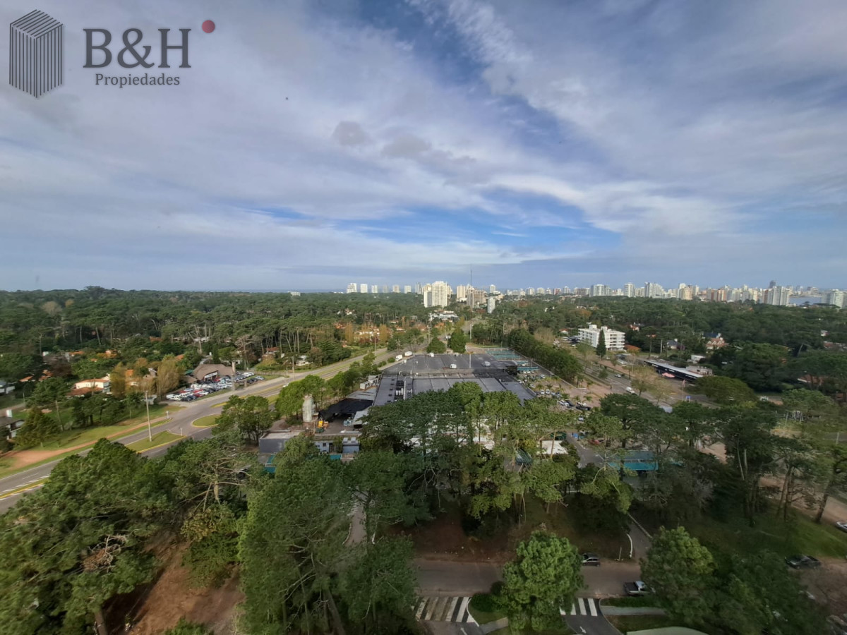 Apartamento ID.7822 - Alquiler Anual en Punta del Este 3 dormitorios y servicio sobre Roosevelt