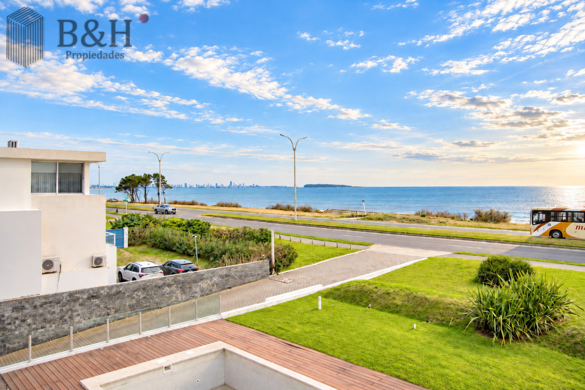 Apartamento ID.7841 - En alquiler Departamento frente al mar en Playa Mansa de 3 dormitorios Punta del Este