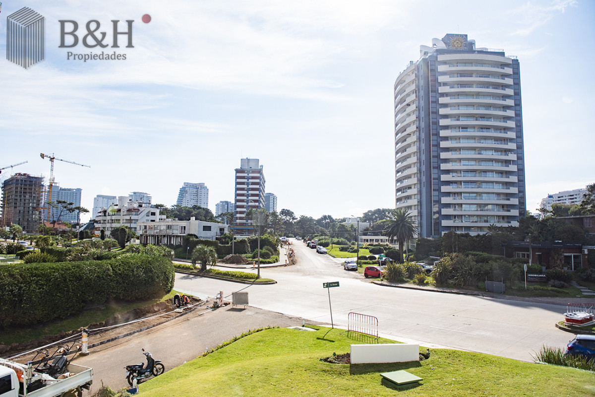Apartamento ID.4765 - Vende departamento de 3 dormitorios en Ocean Tower, Punta del Este 