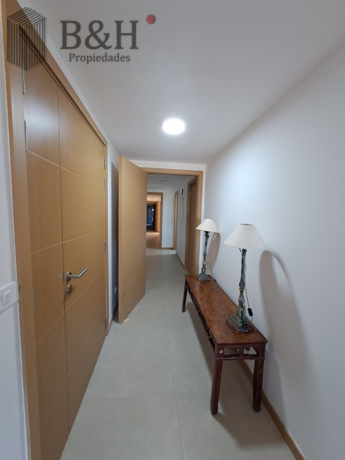 Apartamento ID.5610 - Departamento de 2 dormitorios en venta, Playa Brava, Punta del Este. Silente
