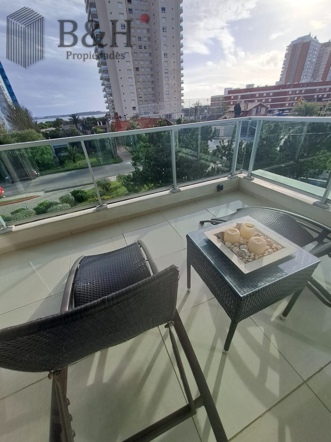 Apartamento ID.6527 - Apartamento en Playa Mansa a la venta 3 Dormitorios con vista