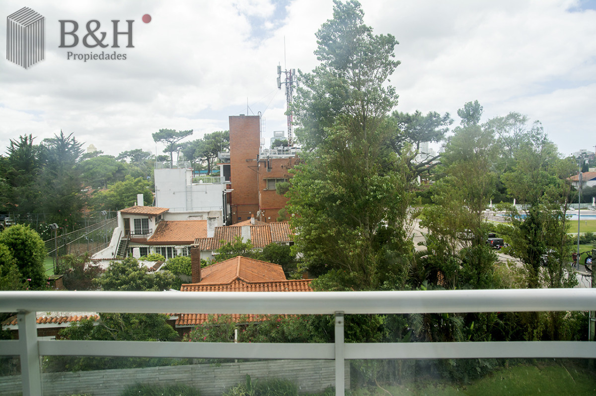 Apartamento ID.6803 - Apartamento de 3 Dormitorios en Playa Mansa en venta  - A Pasos del Mar