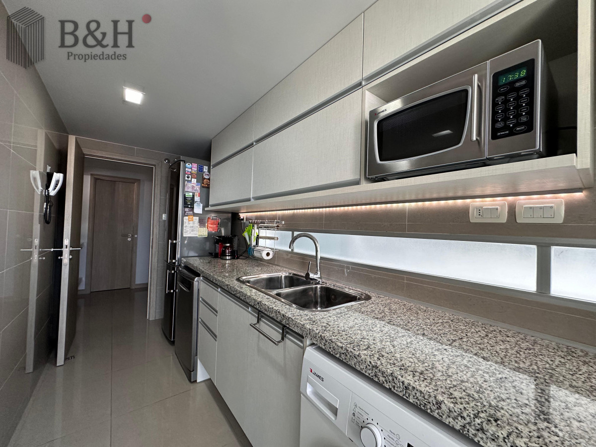 Apartamento ID.4606 - Vende departamento de 2 dormitorios finamente decorado en Torre Onix, Punta del Este