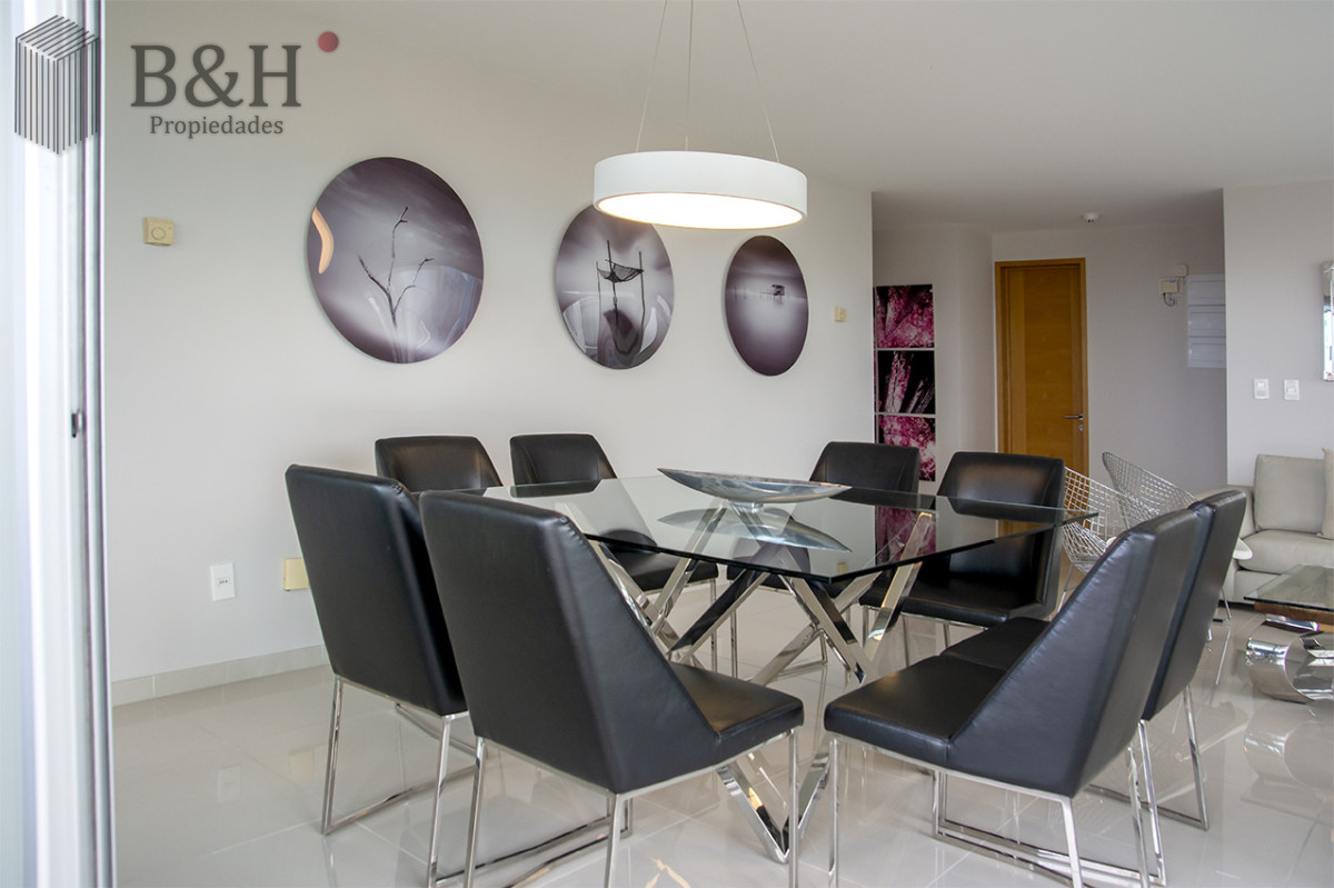 Apartamento ID.6803 - Apartamento de 3 Dormitorios en Playa Mansa en venta  - A Pasos del Mar