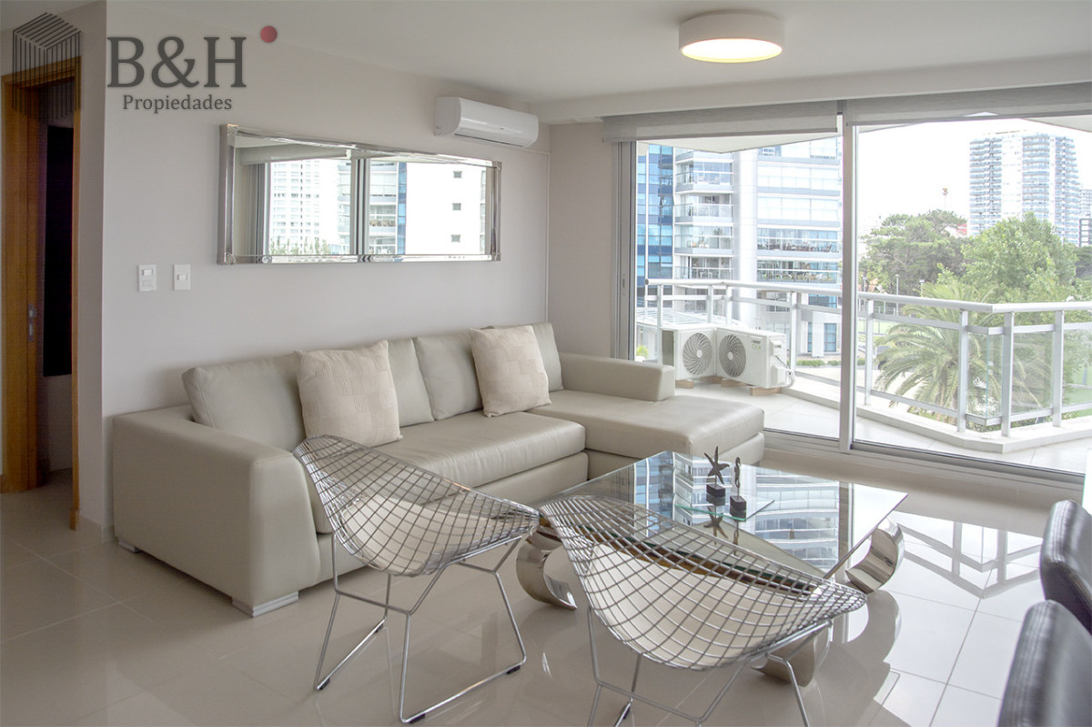 Apartamento ID.6803 - Apartamento de 3 Dormitorios en Playa Mansa en venta  - A Pasos del Mar