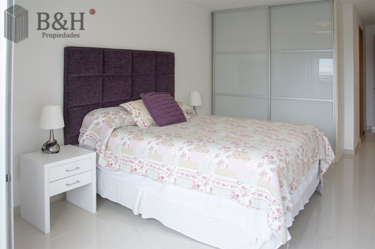 Apartamento ID.6803 - Apartamento de 3 Dormitorios en Playa Mansa en venta  - A Pasos del Mar
