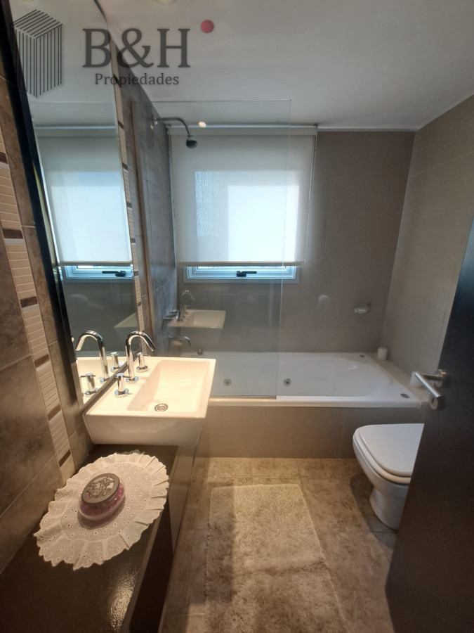Apartamento ID.6527 - Apartamento en Playa Mansa a la venta 3 Dormitorios con vista