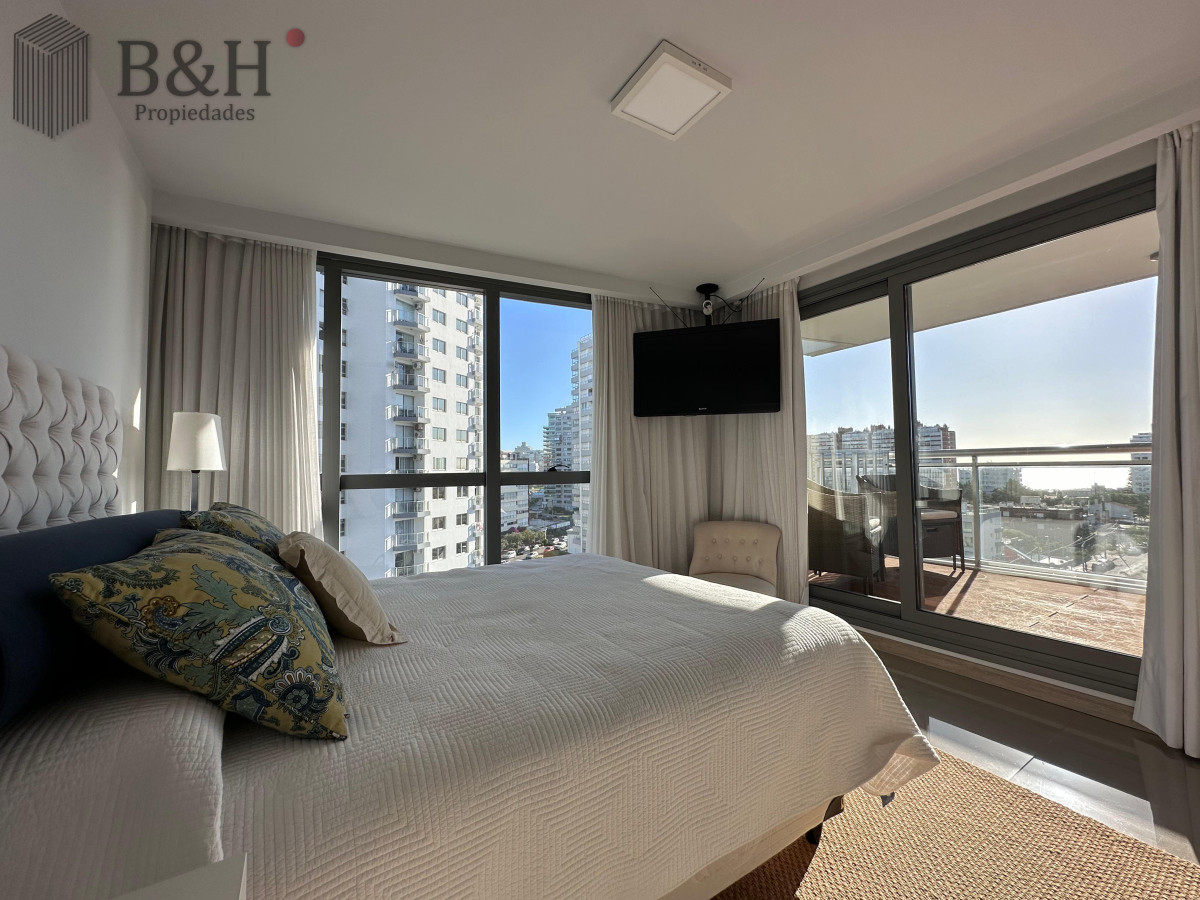 Apartamento ID.4606 - Vende departamento de 2 dormitorios finamente decorado en Torre Onix, Punta del Este