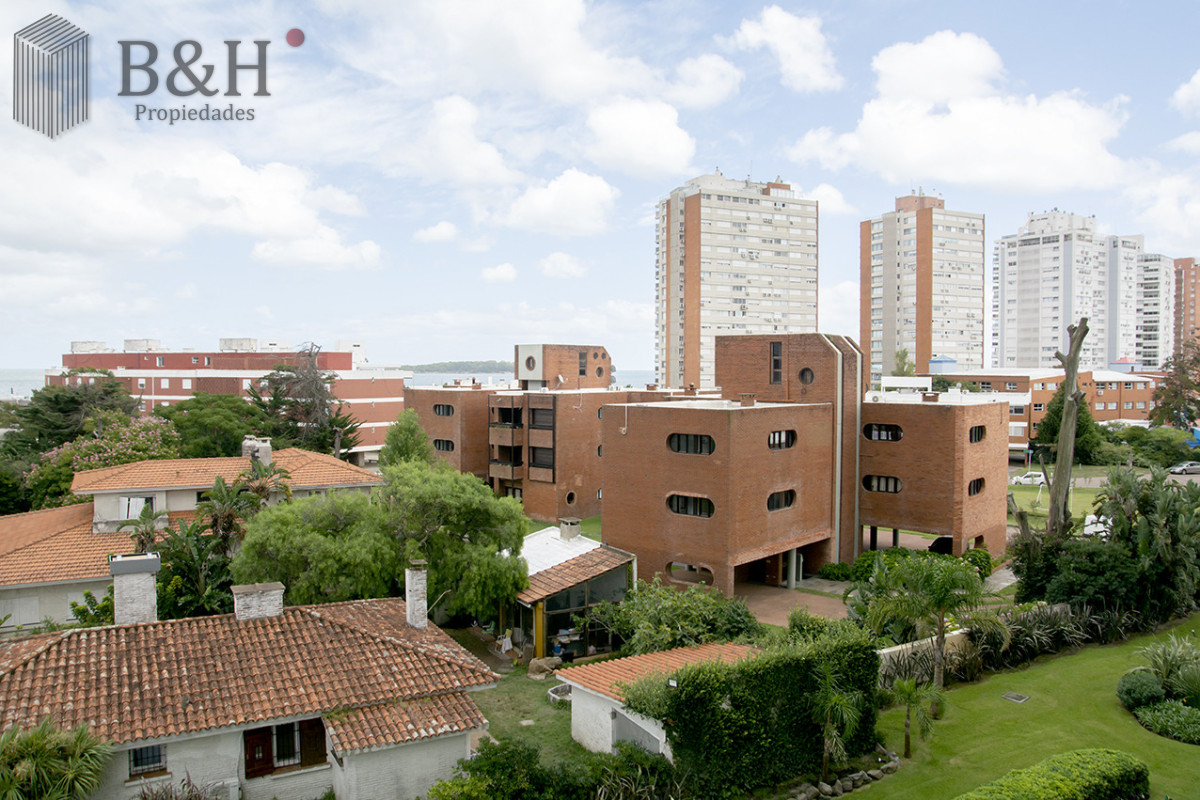 Apartamento ID.6803 - Apartamento de 3 Dormitorios en Playa Mansa en venta  - A Pasos del Mar