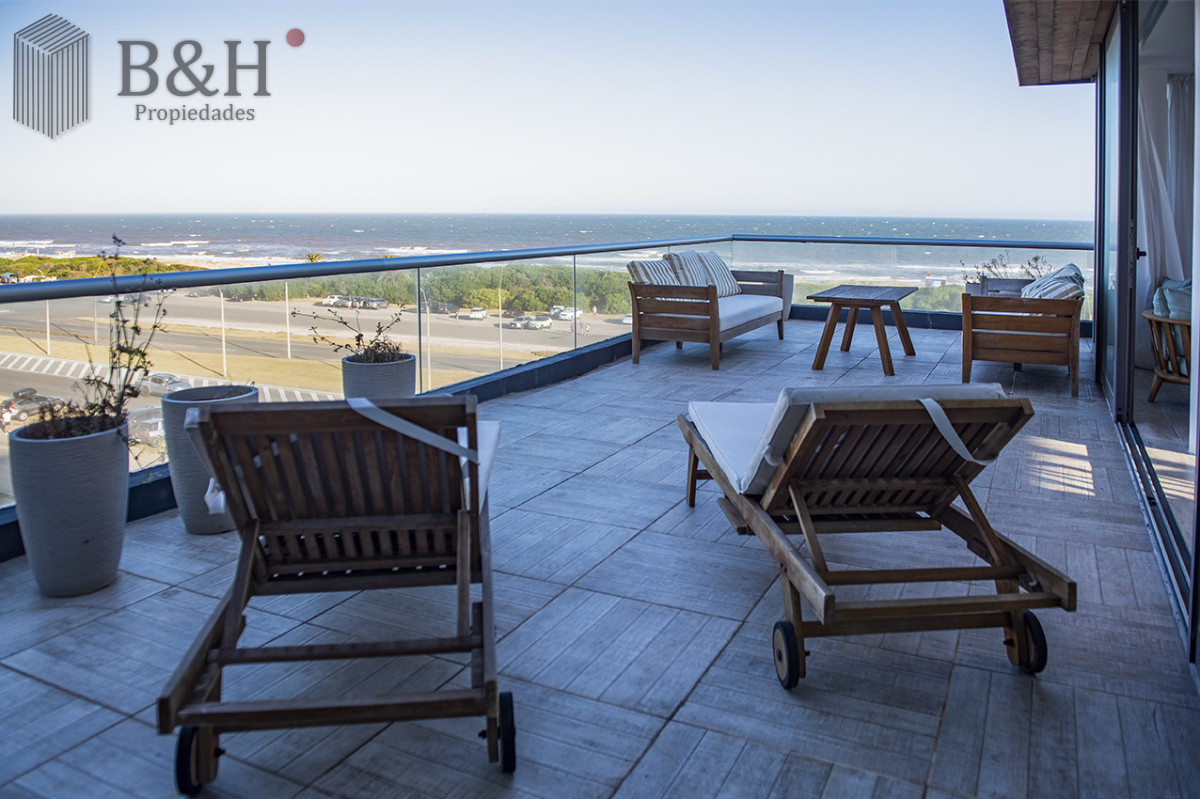 Apartamento ID.4280 - Apartamento Penthouse, frente al mar, playa brava, 3 dormitorios con hermosa vista