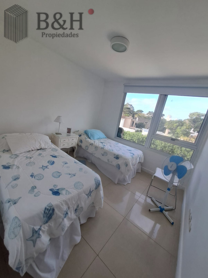 Apartamento ID.6527 - Apartamento en Playa Mansa a la venta 3 Dormitorios con vista